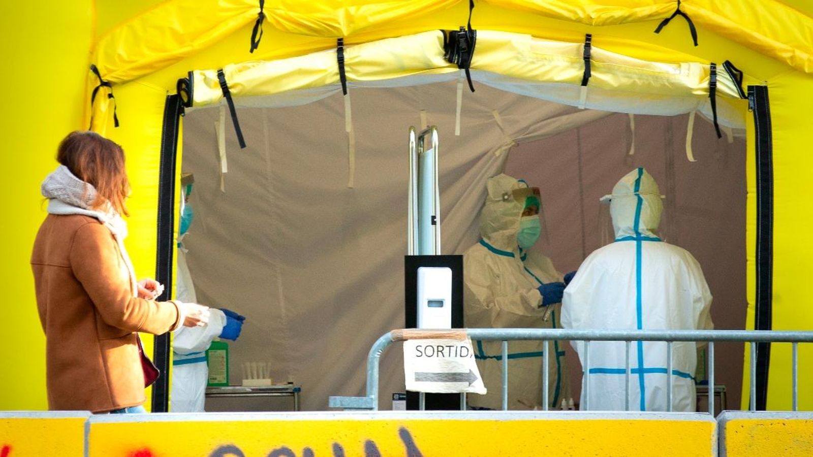 Una carpa del passeig de Sant Joan, a Barcelona, on es fan proves PCR