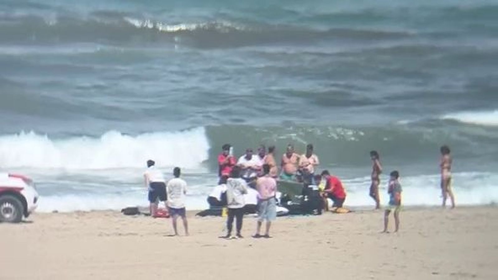 Una desena de persones assisteixen la persona ofegada a la platja de les Deveses, a Dénia