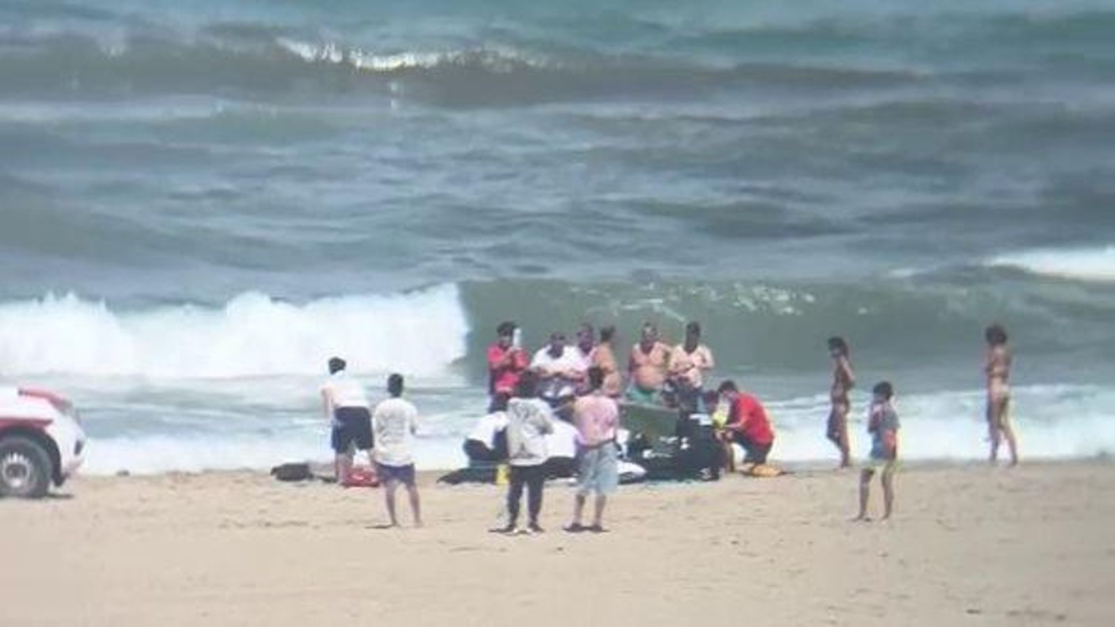 Una desena de persones assisteixen la persona ofegada a la platja de les Deveses, a Dénia