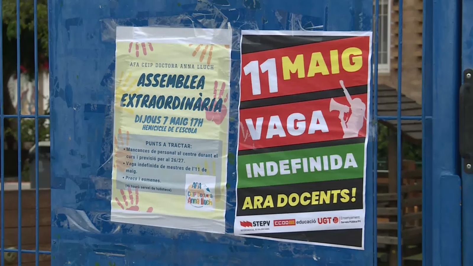 Cartells de la vaga del 11 de maig a les portes d'un centre educatiu