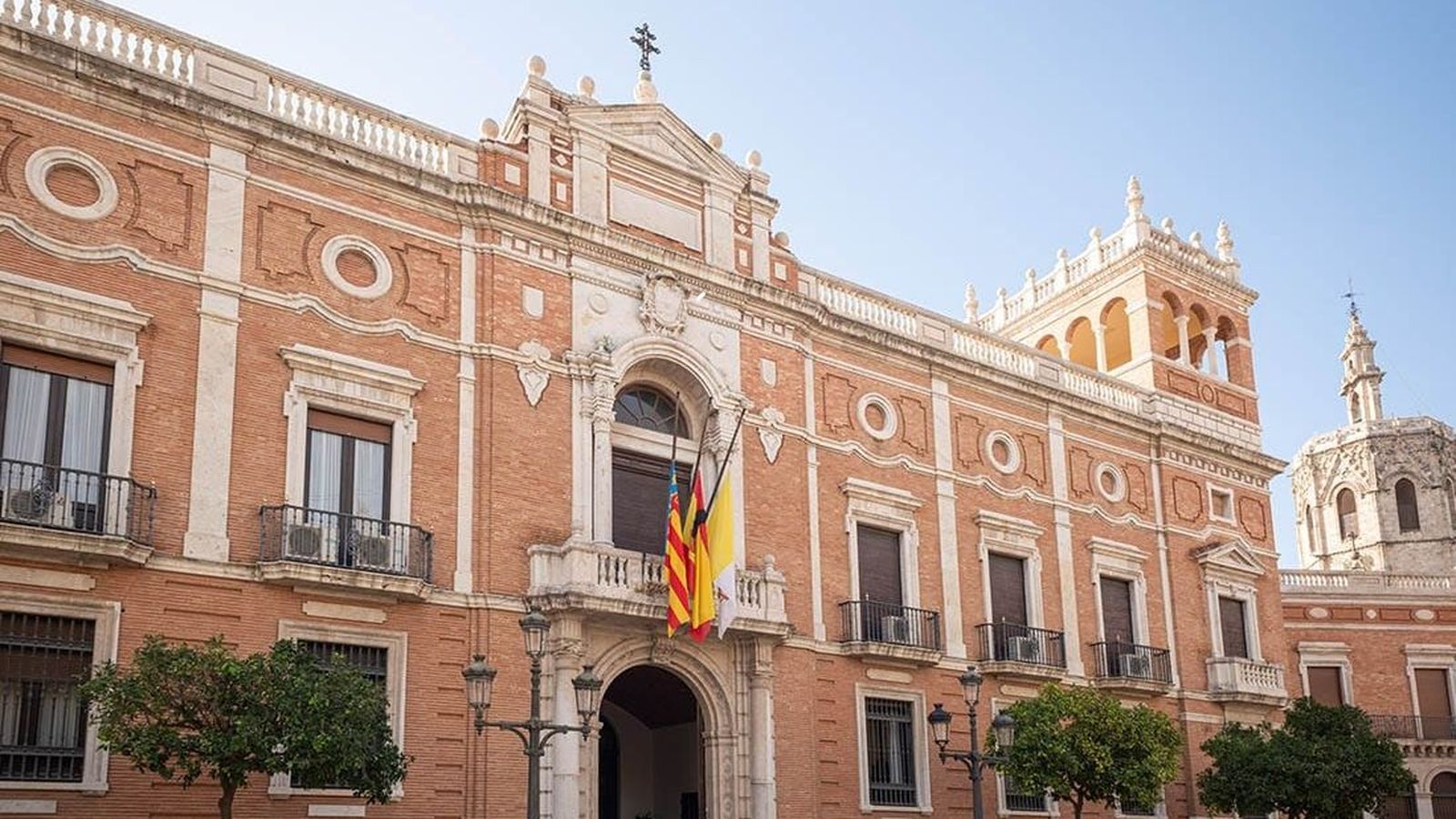 Banderes a mig pal al palau arquebisbal de València