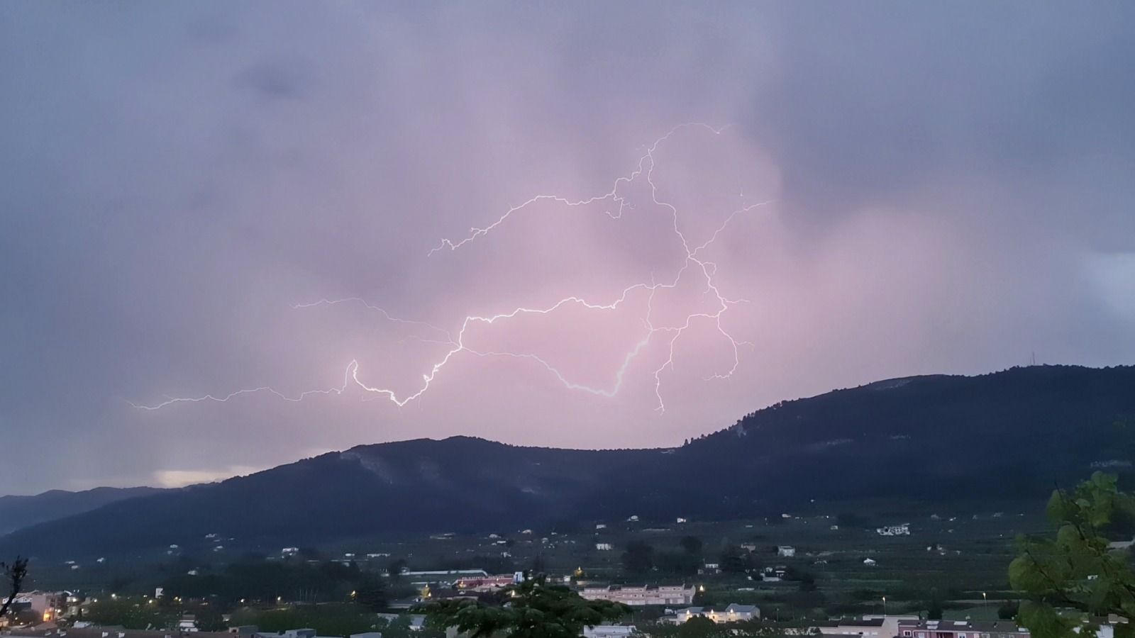 Un llamp que ha iluminat el cel al terme de Bocairent a primera hora d'aquest dilluns