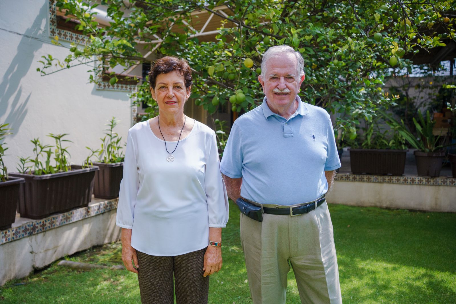 Carlos Renau i la seua dona Mari, en el pati plé de llimeres de sa casa a Mèxic