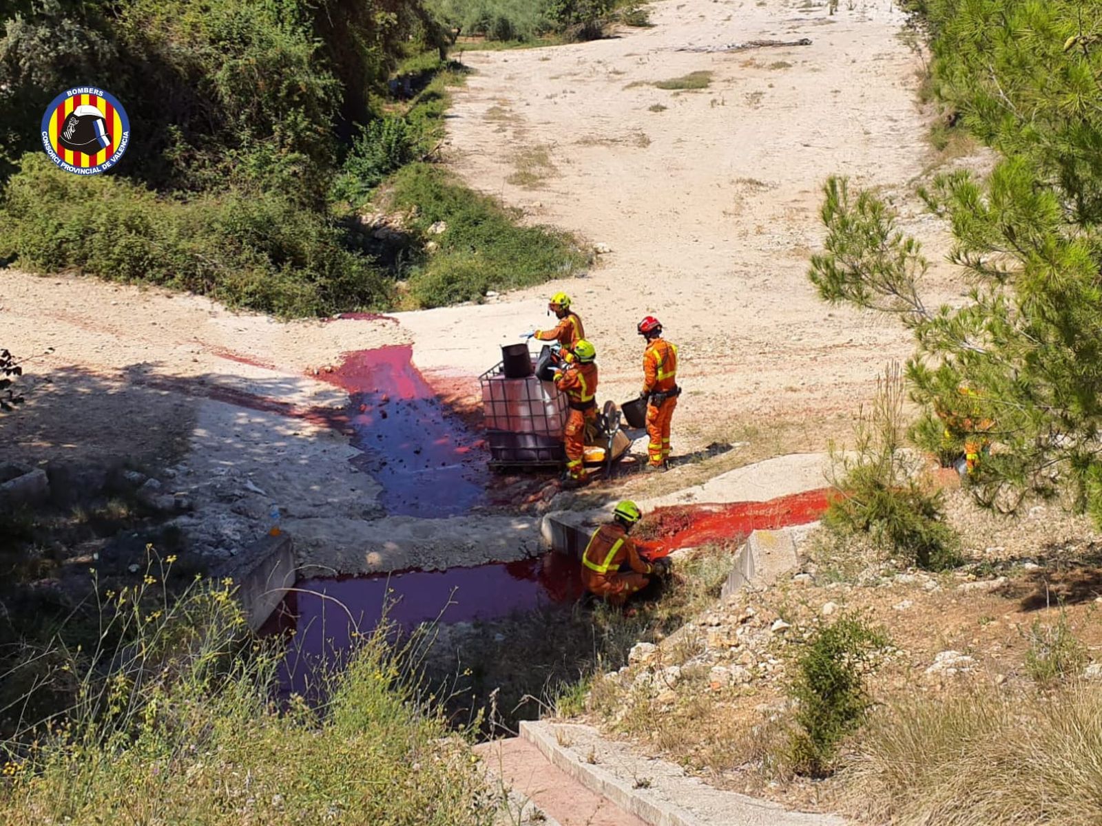 Els bombers treballen en la recollida del vessament