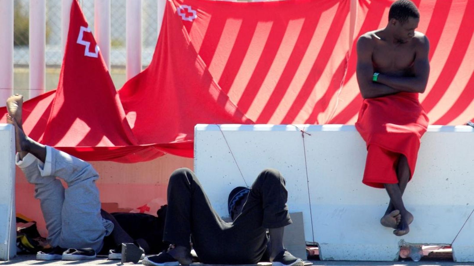 Salvament Marítim ha rescatat aquest diumenge a 123 immigrants de dotze pasteres que navegaven en lEstret de Gibraltar