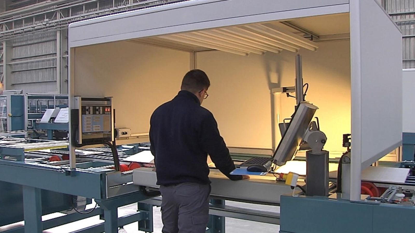 Un treballador, en una cmpanyia del sector tauleller a la Comunitat Valenciana