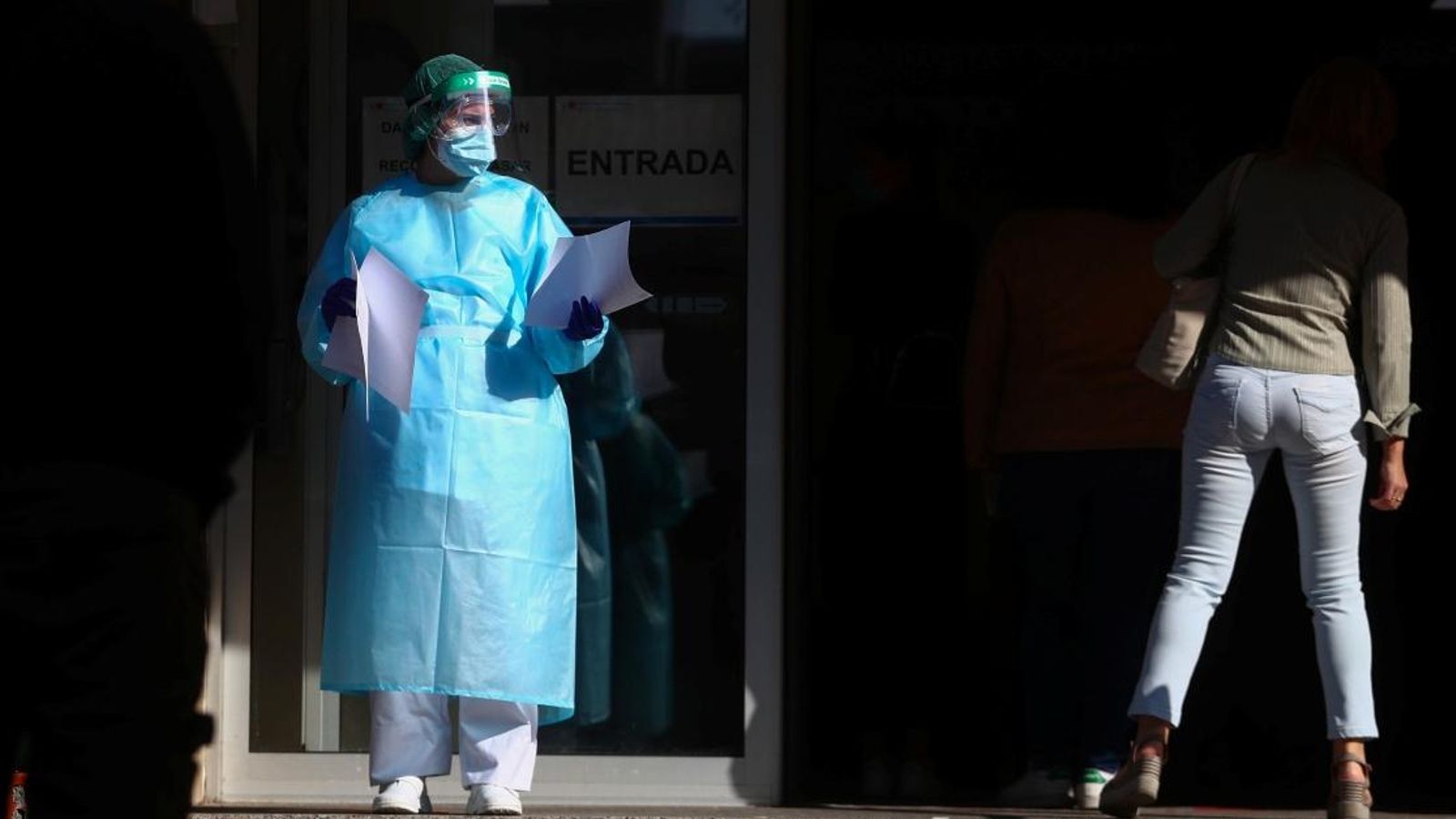 Una infermera en les portes del centre de salut d'Orcasitas a Madrid