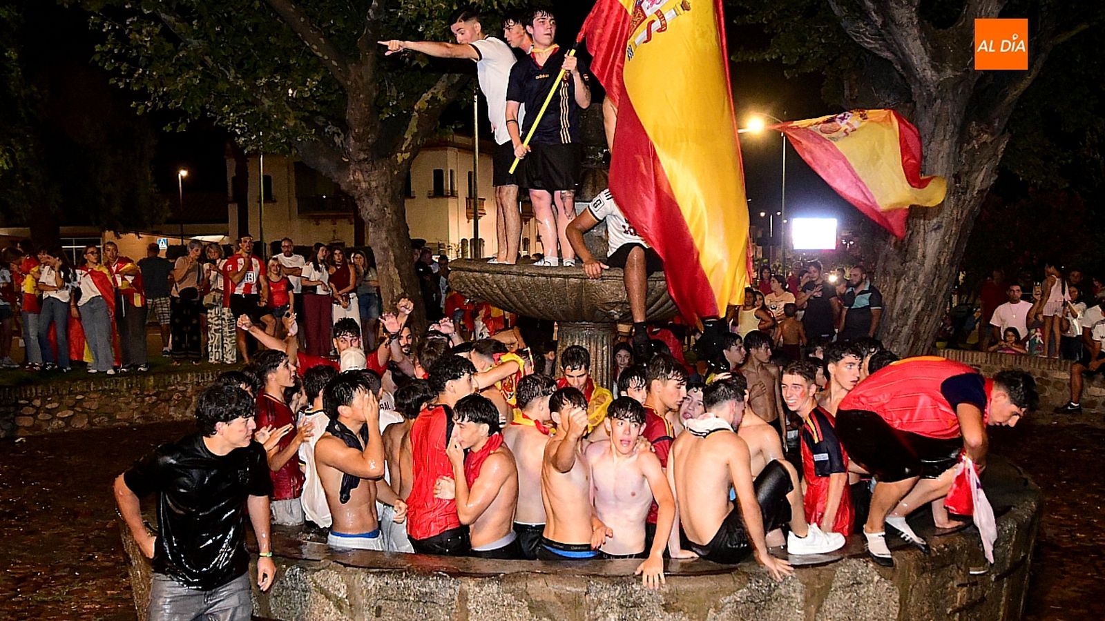 En imatge, la celebració a la font de Ciudad Rodrigo minuts abans que col·lapsara