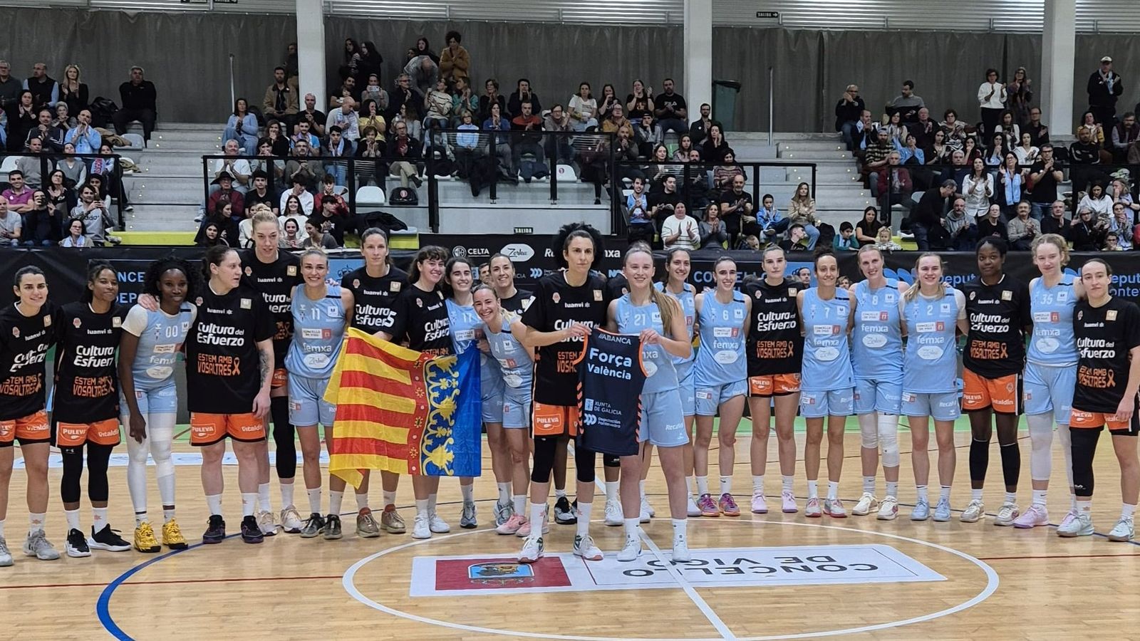 Les jugadores dels dos equips han guardat un minut de silenci en memòria de les victimes de la DANA