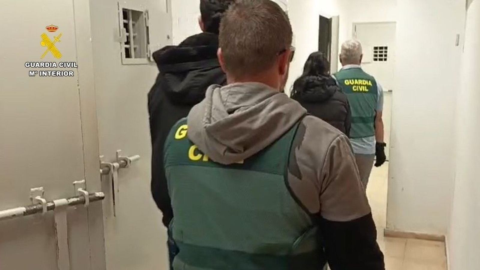 Moment de la detenció de la parella acusada de 49 estafes