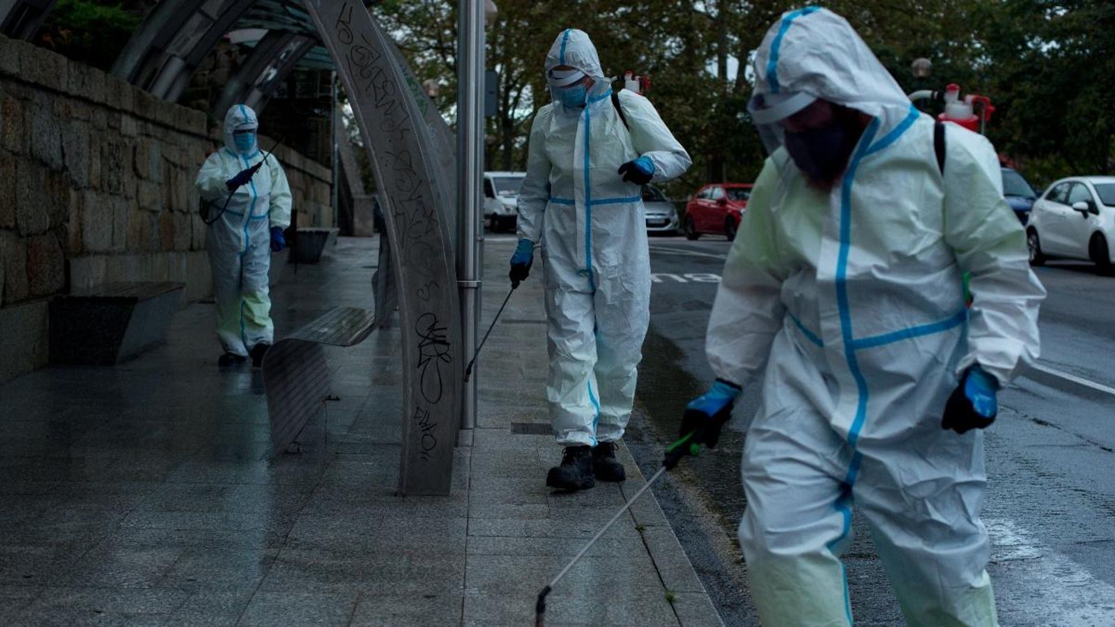 Uns operaris municipals realitzen tasques de desinfecció en un carrer d'Ourense aquest dimarts