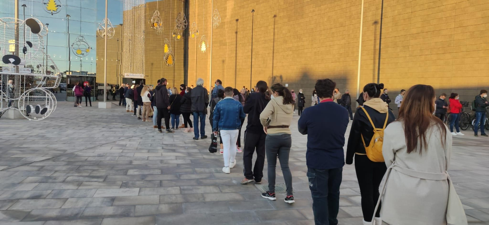 Cues al centre comercial La Salera de Castelló de la Plana