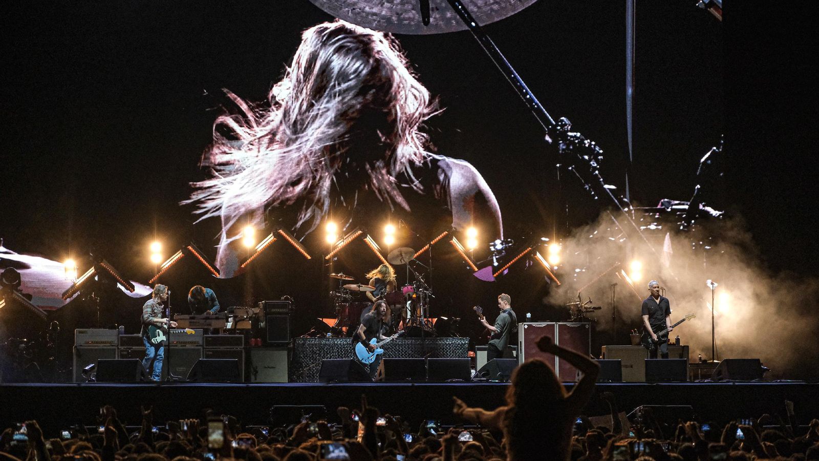 Imatge d'arxiu d'un concert de Foo Fighter amb la imatge en pantalla del bateria Taylor Hawkins, mort recentment