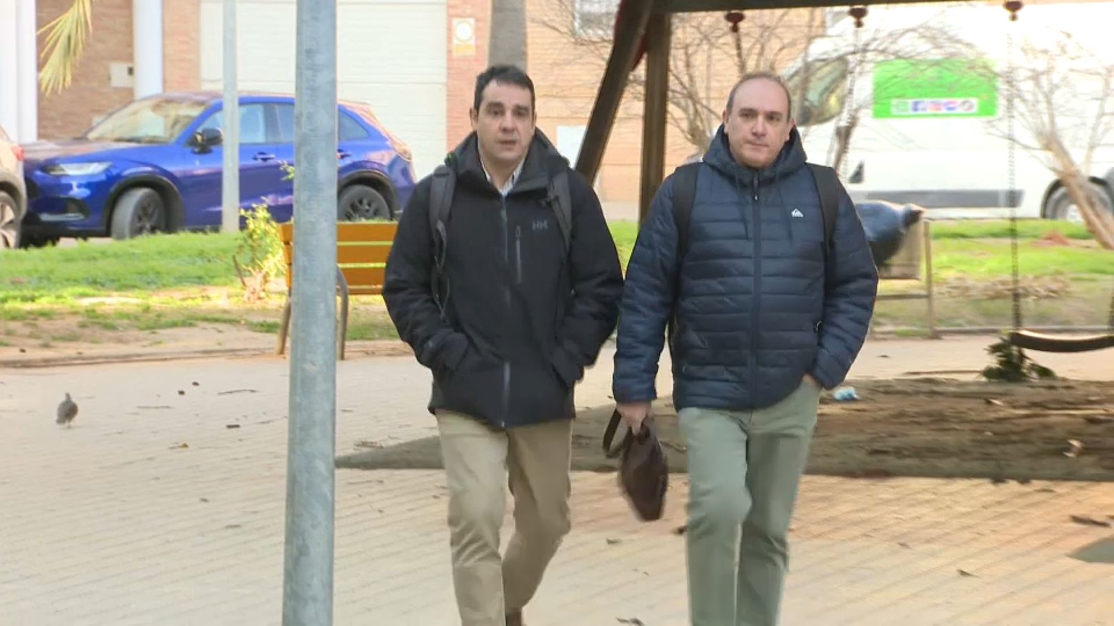 El tècnic d'Emergències Rodrigo Ezpeleta (dreta) en l'arribada al jutjat de la dana