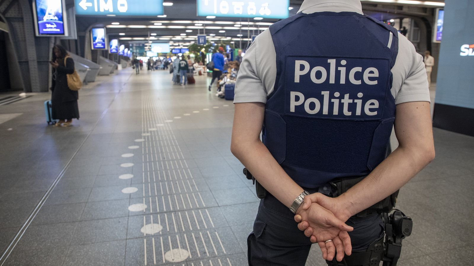 Imatge d'arxiu d'un agent de policia durant una acció policial a Brussel·les
