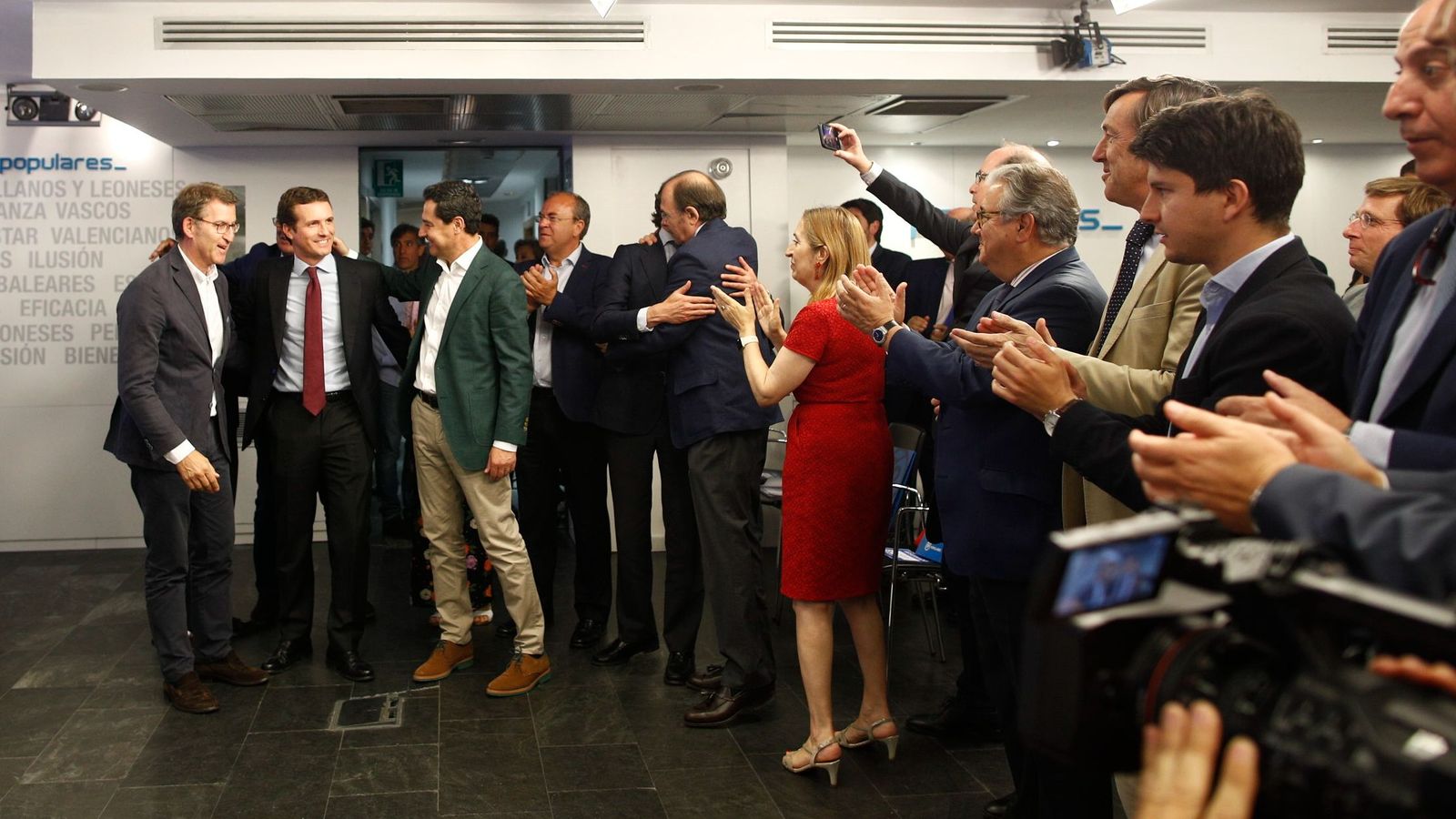 Diversos membres de l’executiva del PP aplaudeixen al president de la Xunta de Galícia, al president del PP i al president d’Andalusia l’endemà de les eleccions europees del 2019