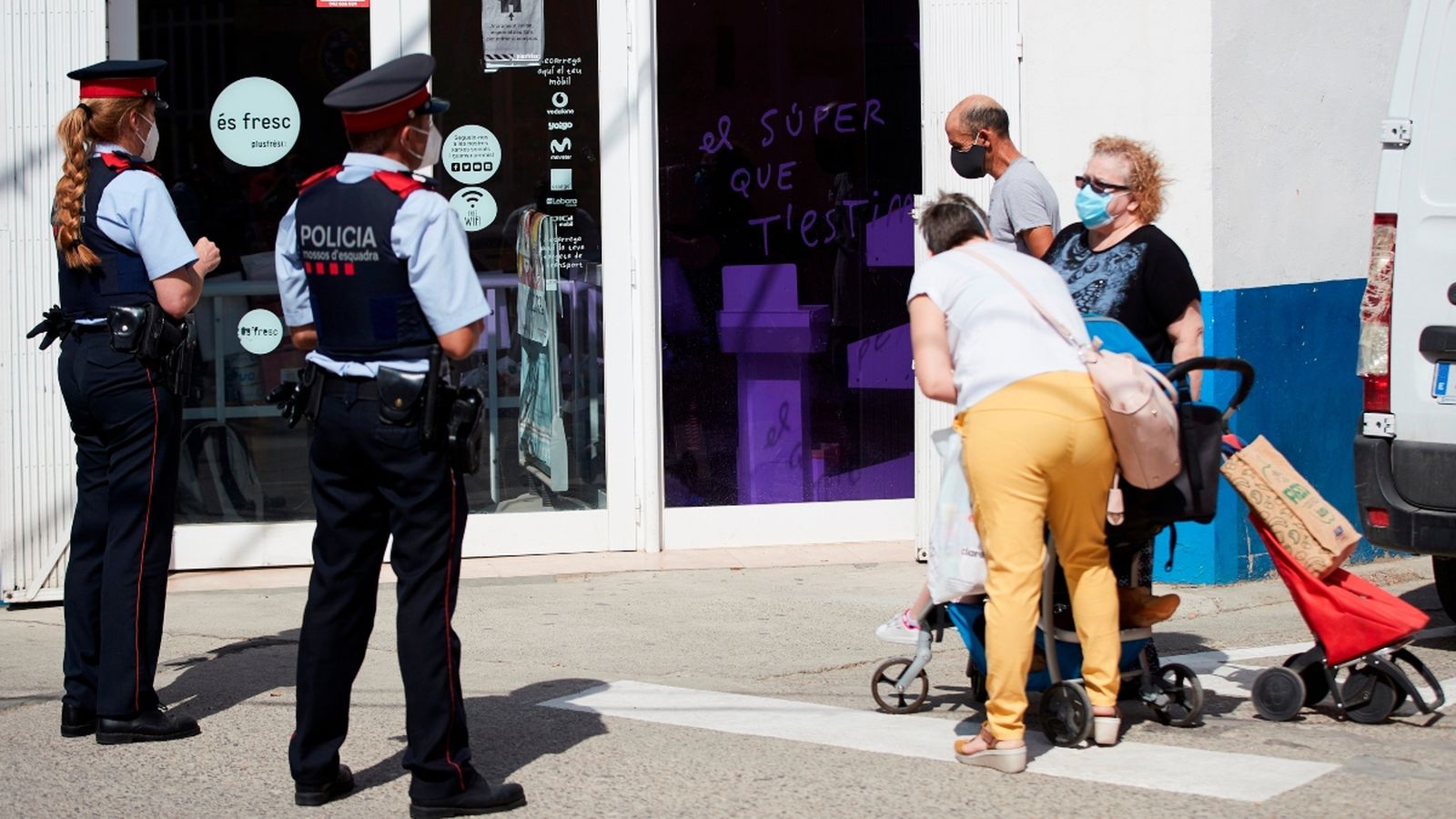 Agents dels Mossos d'Esquadra informen de les mesures de seguretat als veïns d'Aitona, a la comarca del Segrià (Lleida)