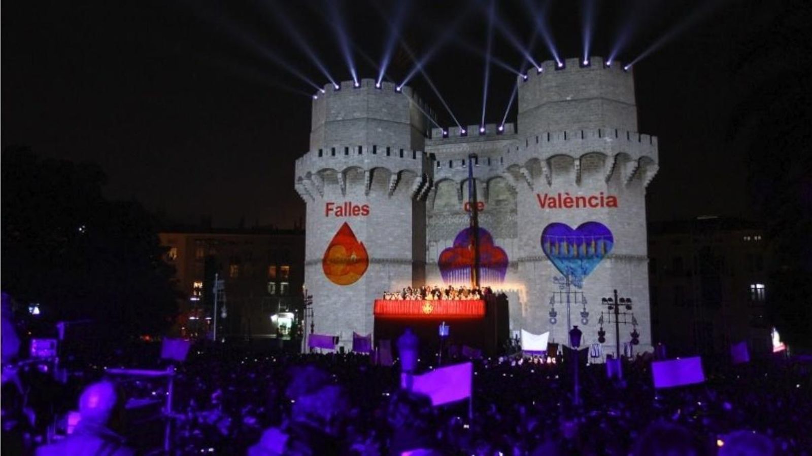 Milers de persones es concentren a les Torres de Serrans per viure el començament oficial de les festes
