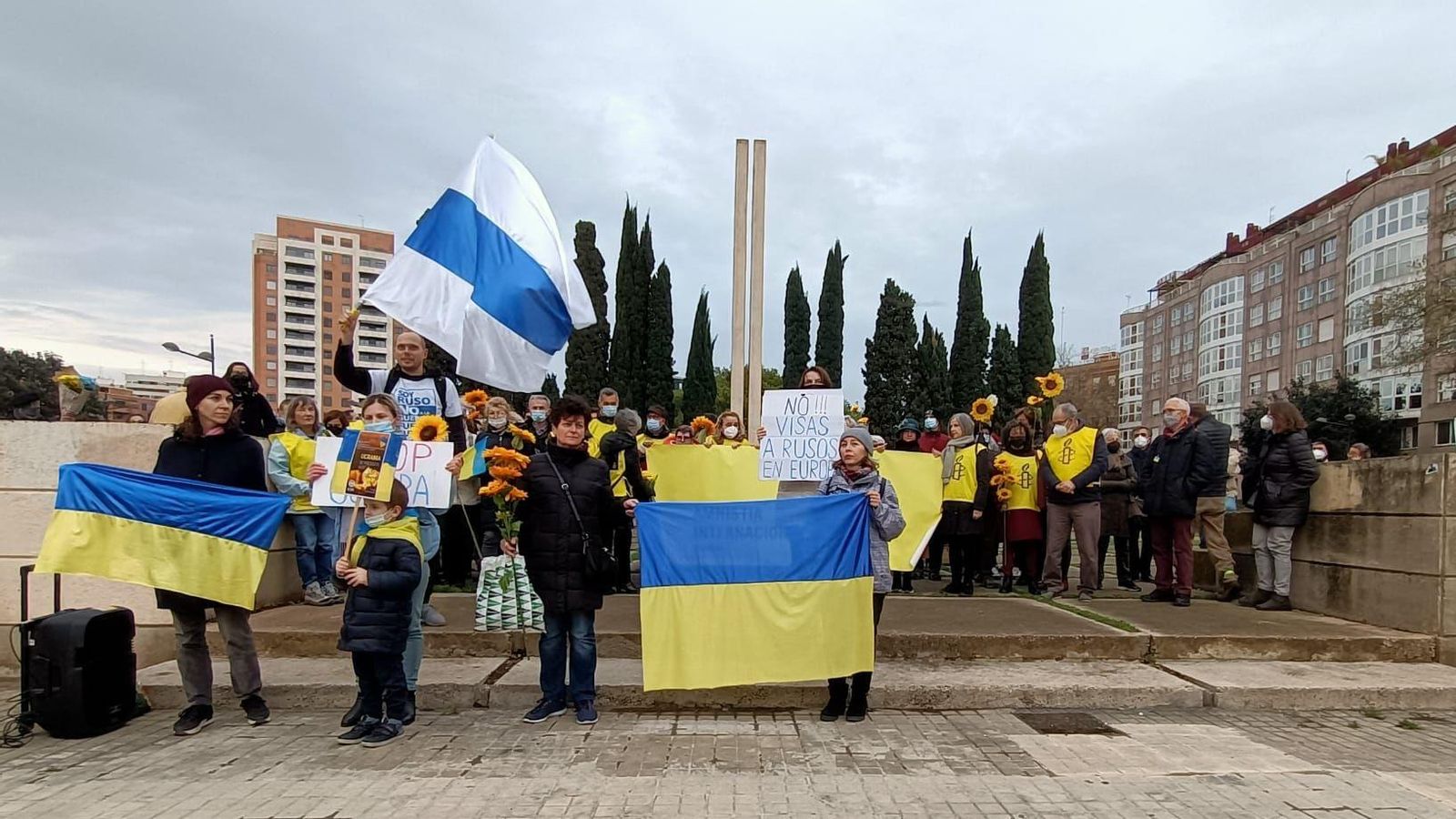 Durant la concentració s'han mostrat cartells amb frases com "stop guerra" o "no vises als russos a Europa" Durant la concentració s'han mostrat cartells amb frases com "stop guerra" o "no vises als russos a Europa"
