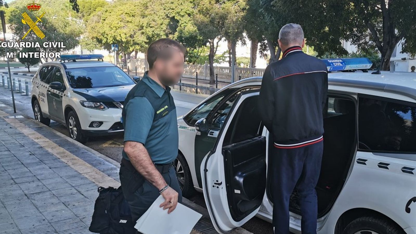 El detingut entra en el cotxe de la Guàrdia Civil