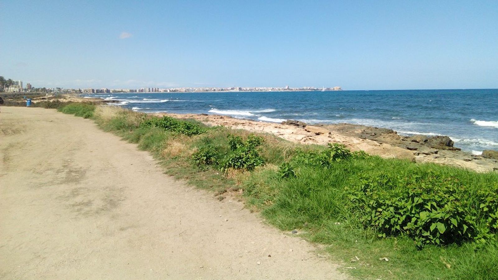 Tram del camí que unix Torrevieja amb Pilar de la Horadada i que discorre vora mar que ha sigut escollit com el millor dels homologats al nostre territori
