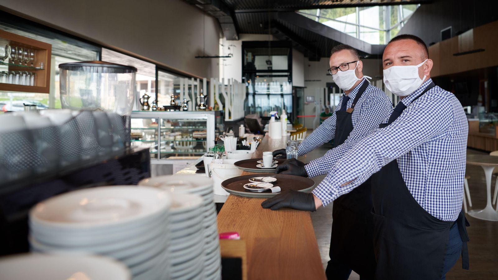 Els restaurants podran mantindre la temperatura interior per baix dels 27 graus perquè els treballadors fan activitat física