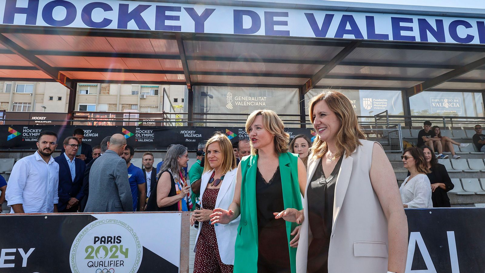 La ministra, al centre, juntament amb la delegada del govern i l'alcaldessa de València en la visita del Centre de Tecnificacó de Hockey de València