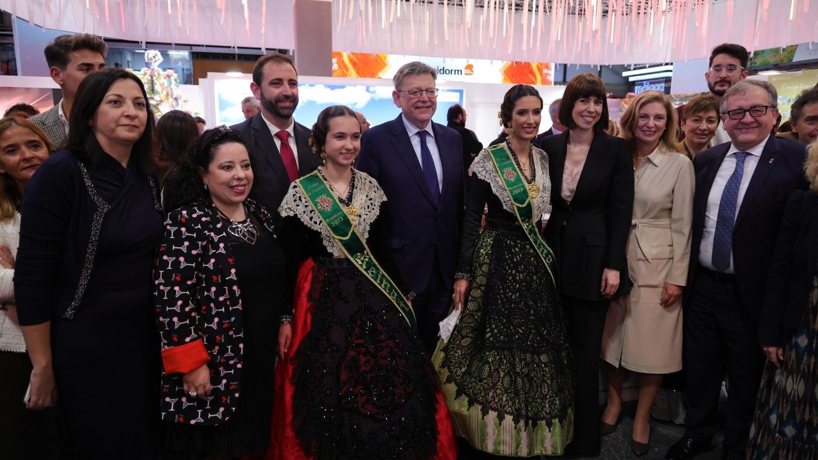 Puig amb les reines de les festes de la Magdalena de Castelló en Fitur, Madrid Puig amb les reines de les festes de la Magdalena de Castelló a Fitur, Madrid