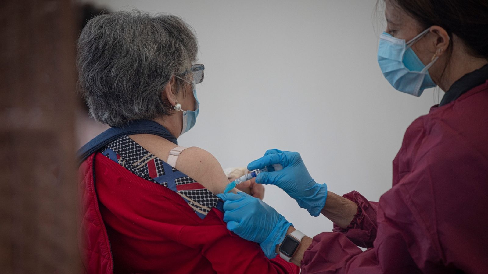 Una dona es vacuna de la grip