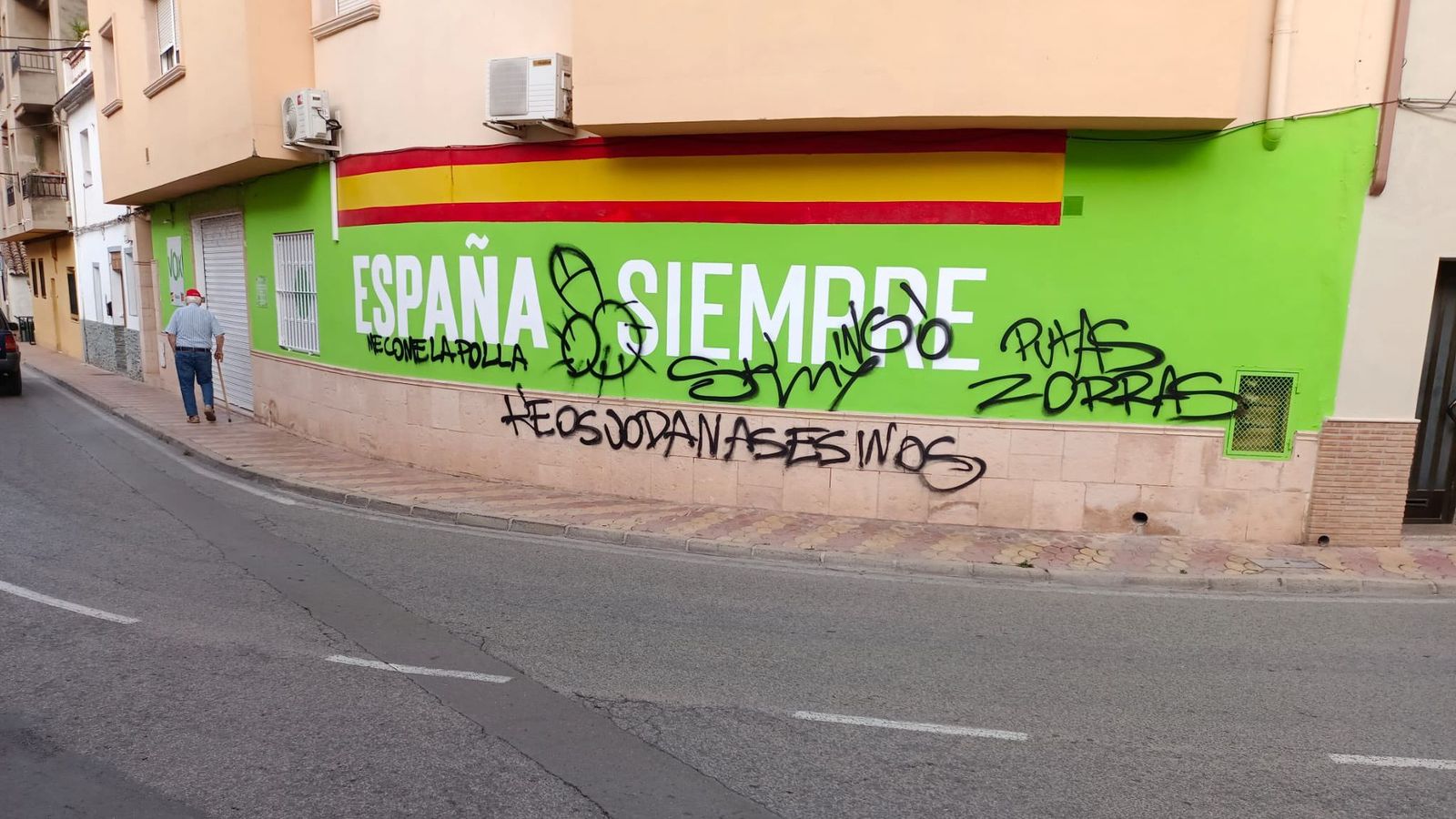Pintades a la façana de Vox a Nàquera