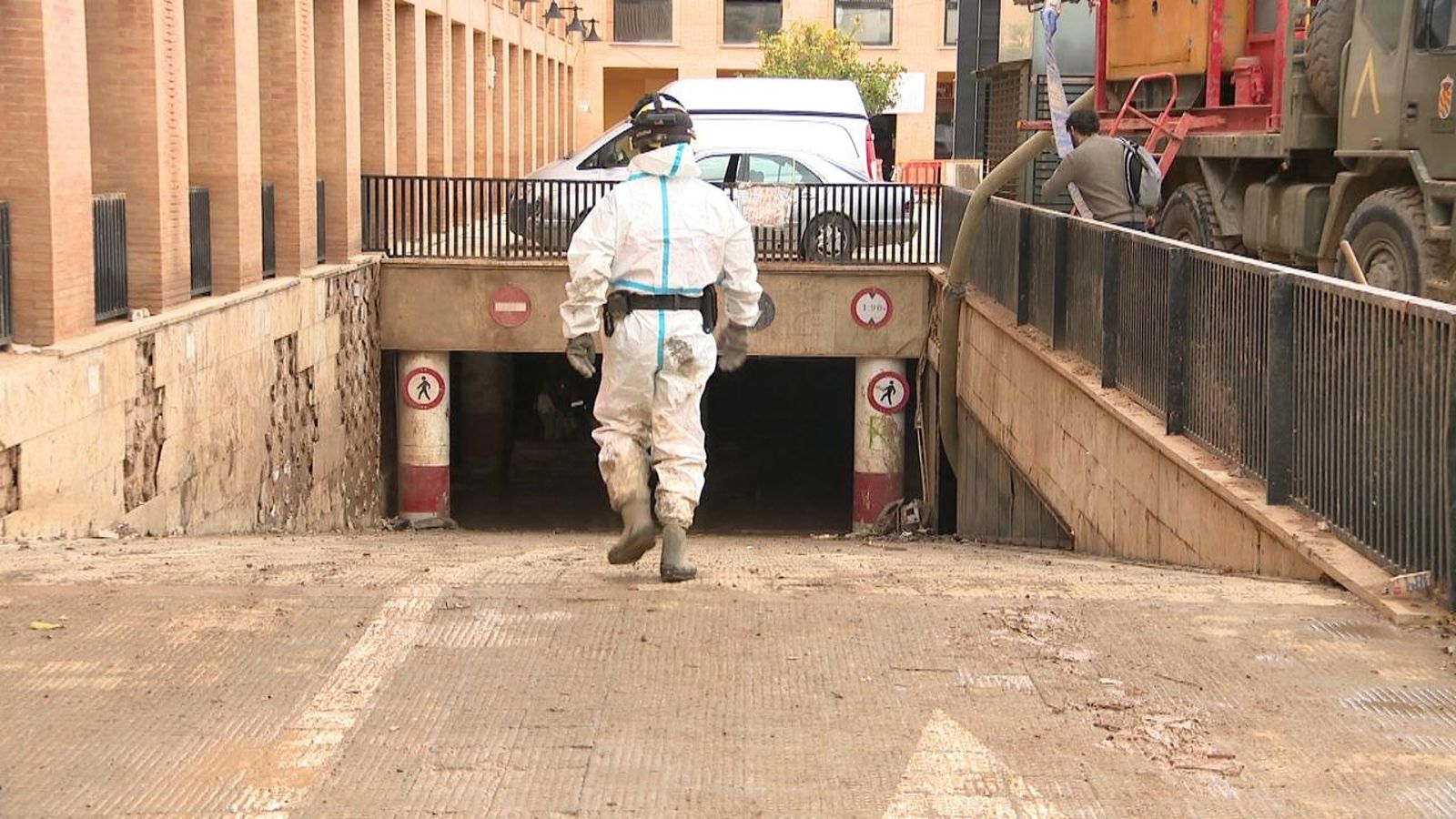 Diversos operaris netegen un garatge a Massanassa