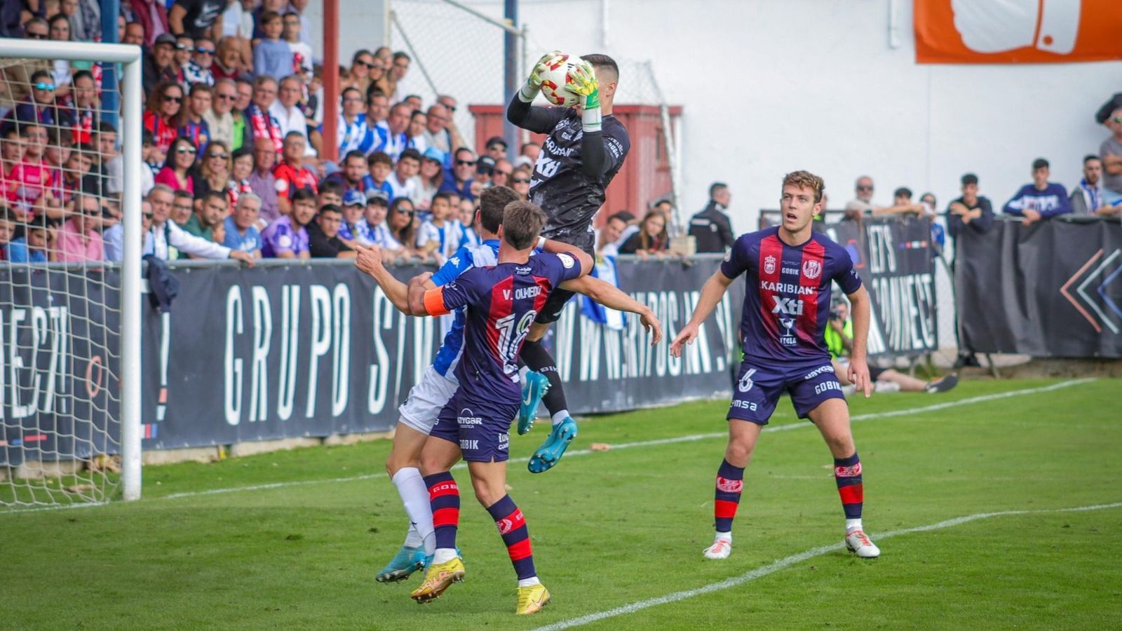 Un jugador de l'Hèrcules, en una acció defensiva