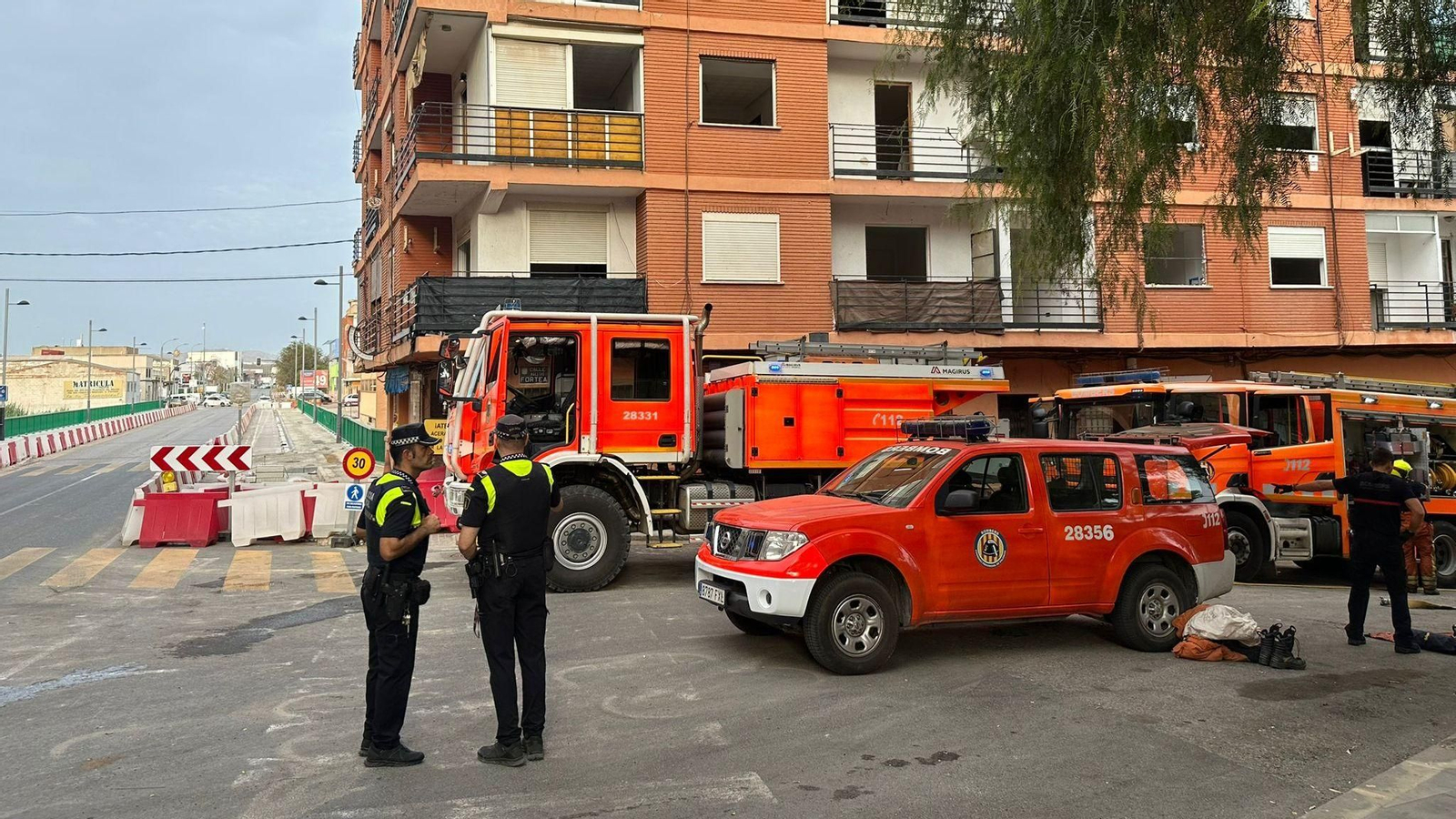 Bombers en l'edifici on s'ha registrat l'incendi