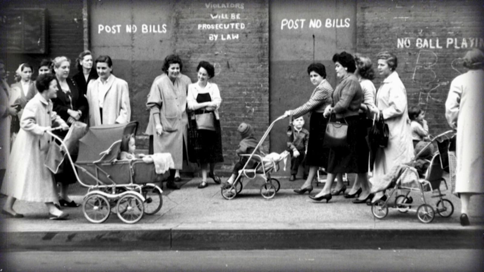 Els mots femenins i l’apostrofació dels articles
determinants el i la.