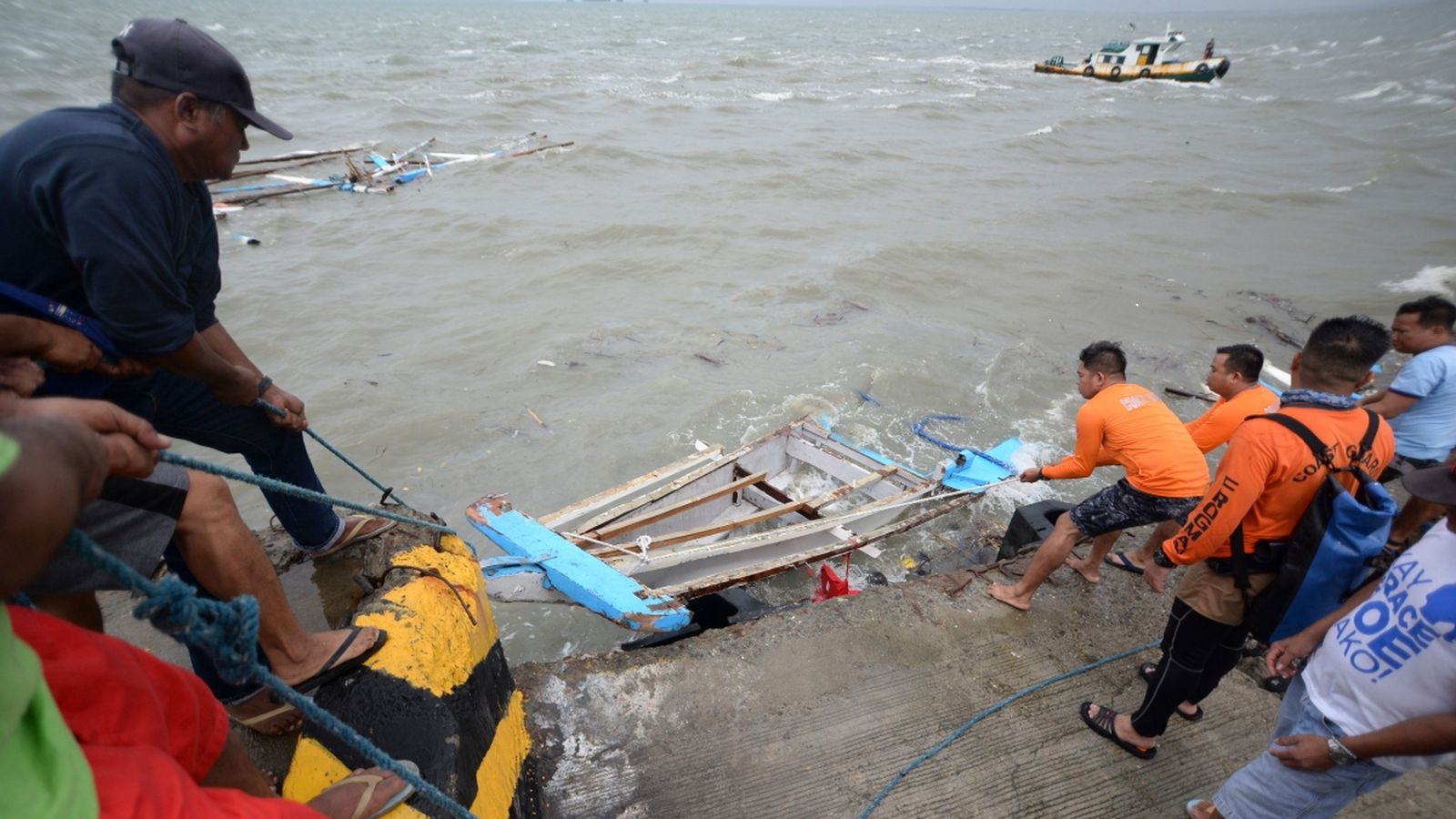 Membres de la guàrdia de costes transporten les restes d'un vaixell a la regió de Visayas