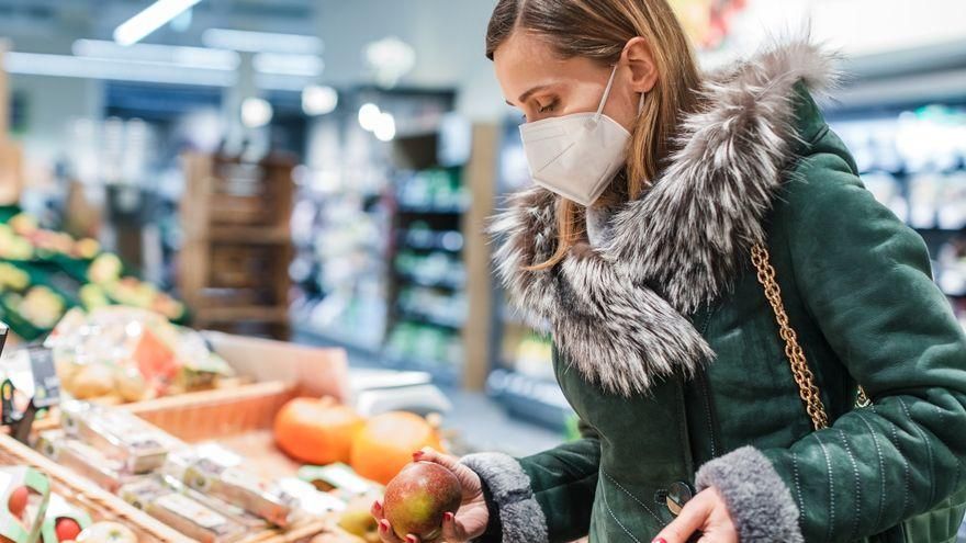 Una dona compra al supermercat Una persona al supermercat.