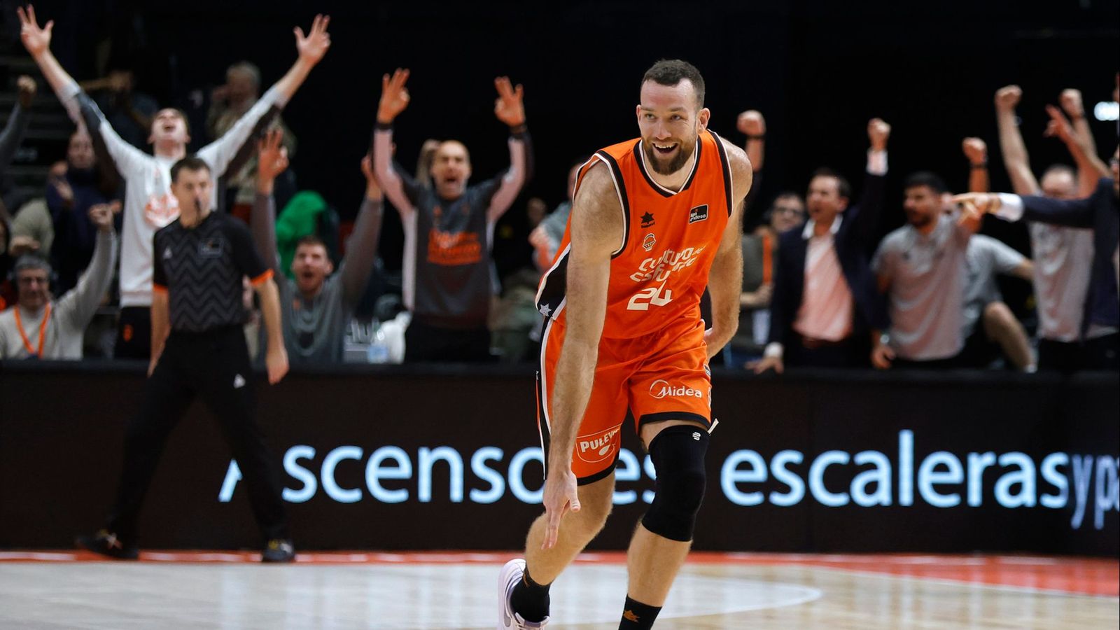 Costello celebra la cistella del triomf