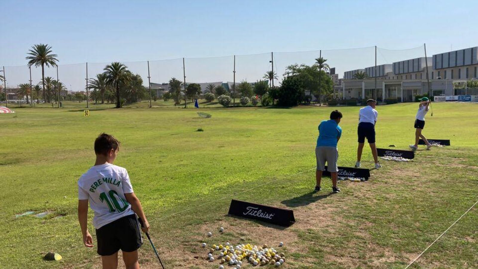 Aprendre a jugar a golf en una escola pública