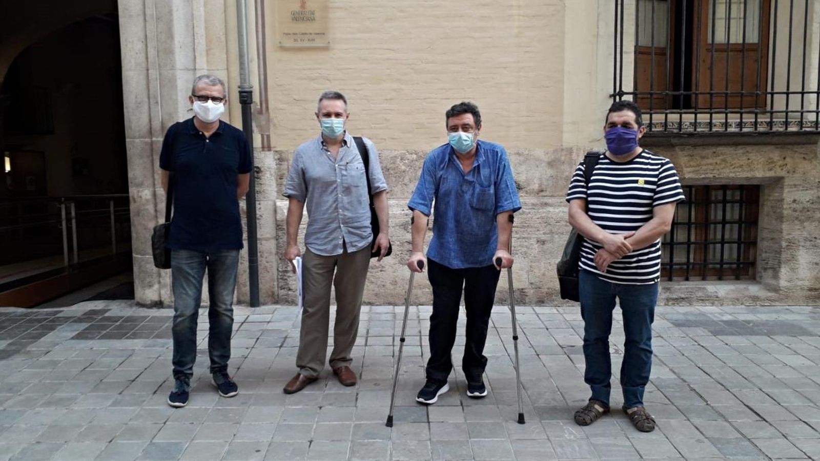 Representants d'entitats i sindicats del sector d'atenció a la infància i adolescència, a les portes de la Conselleria