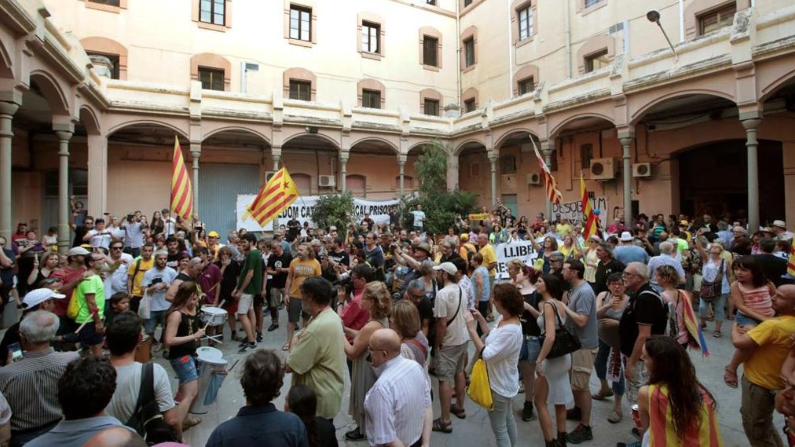 Diversos activistes dels CDR ocuparen dissabte l'antiga presó Model de Barcelona (Marta Pérez