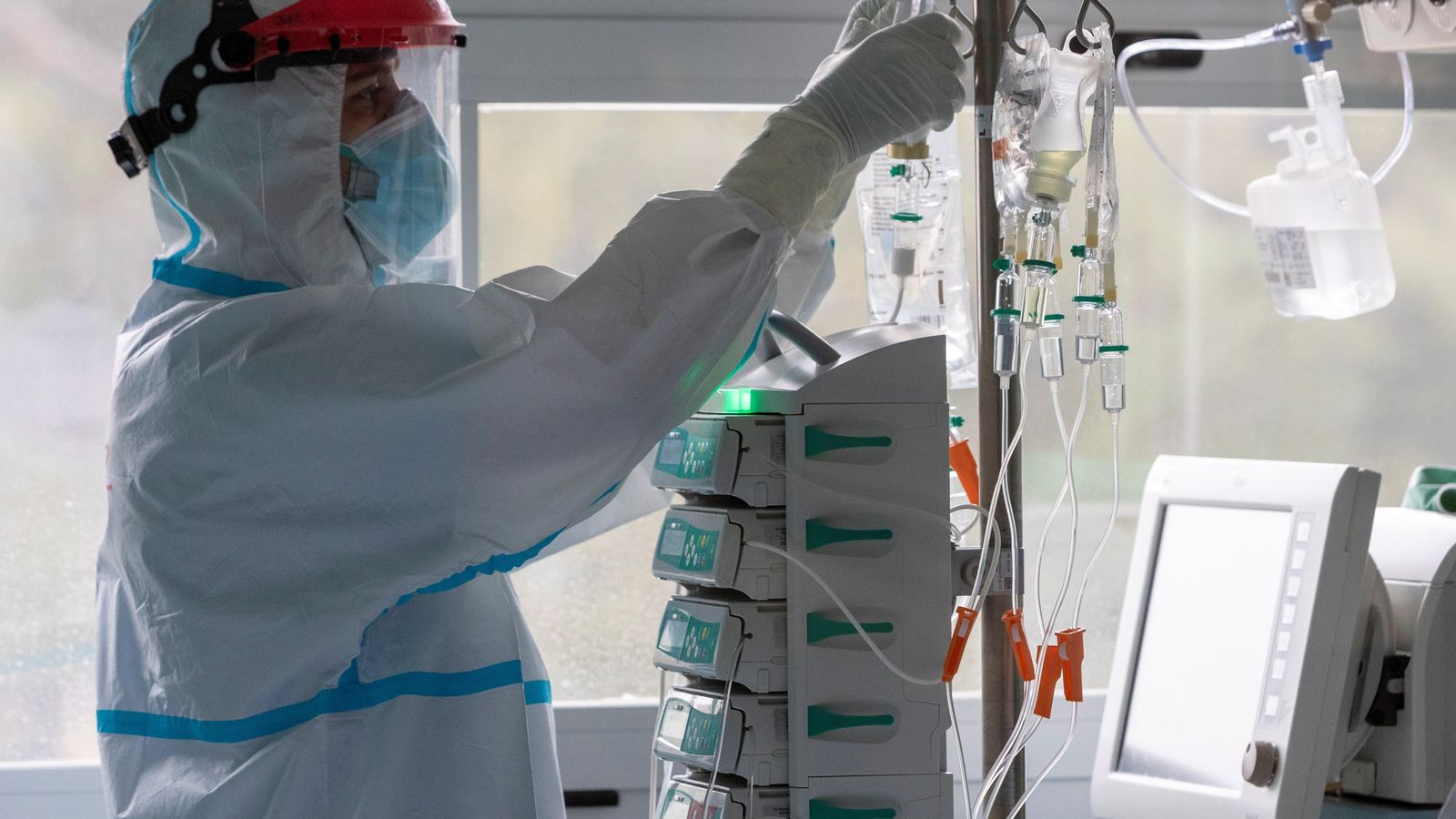 Un sanitari treballa en la Unitat de Vigilància intensiva (UCI)