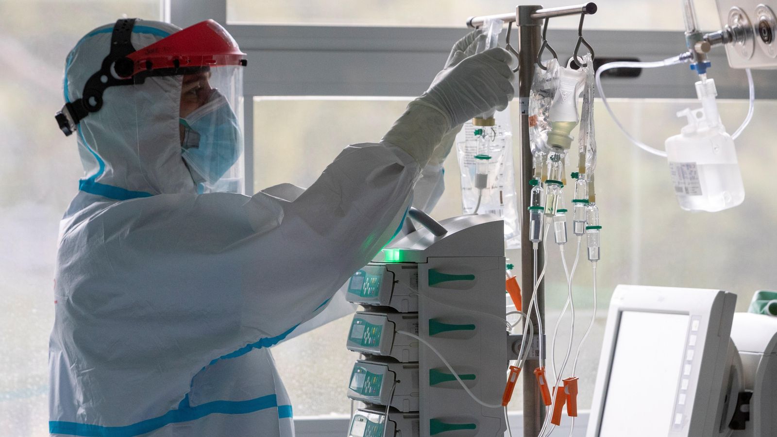 Un sanitari treballa en la Unitat de Vigilància intensiva (UCI)