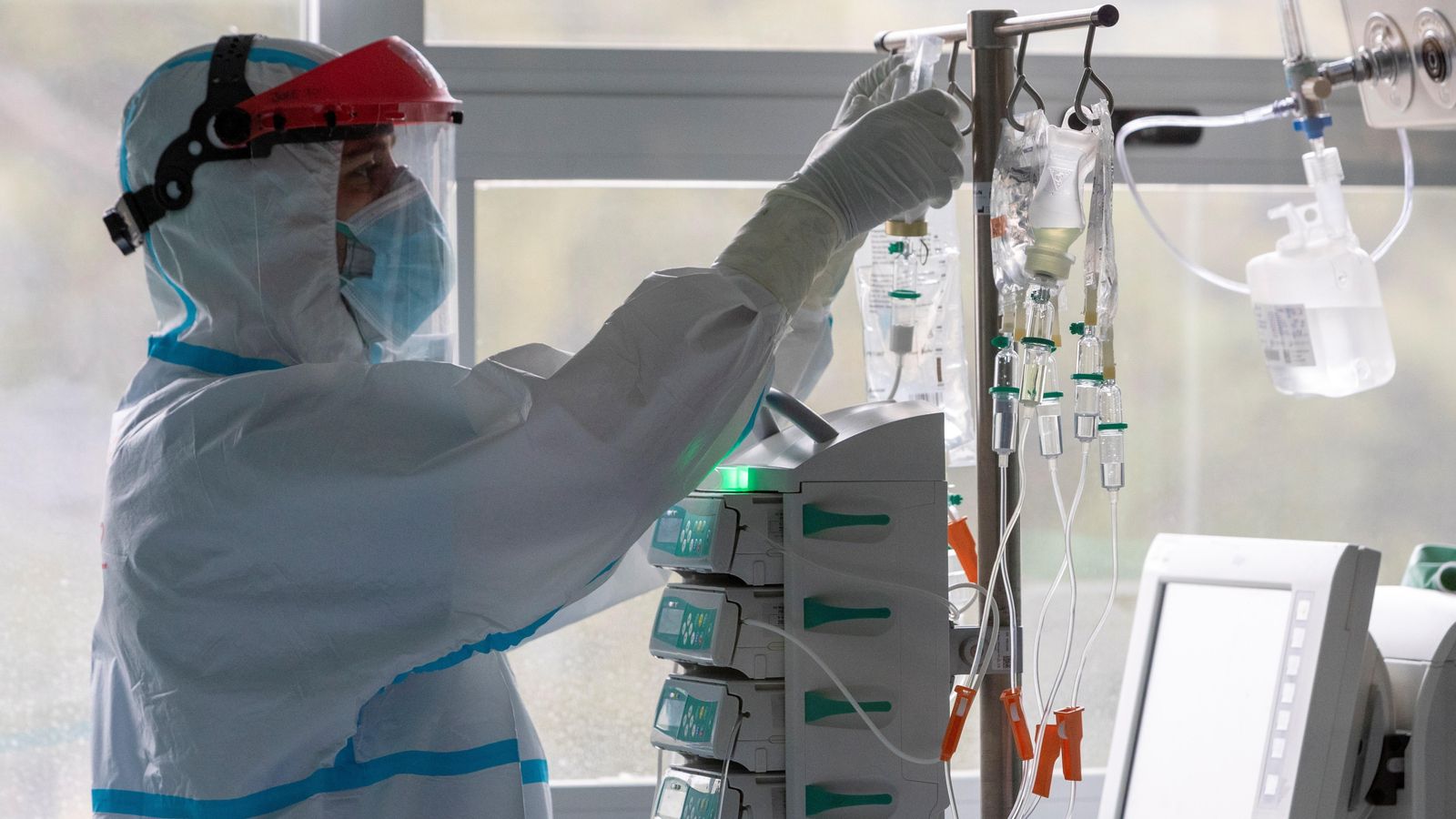 Un sanitari treballa en la Unitat de Vigilància intensiva (UCI)