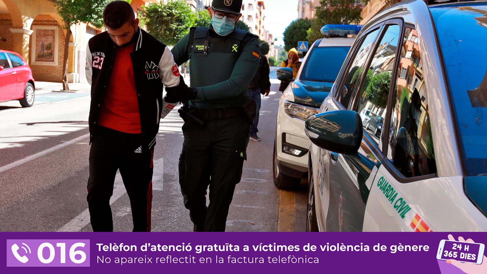 Un agent de la Guàrdia Civil trasllada a un dels deu detinguts al jutjat