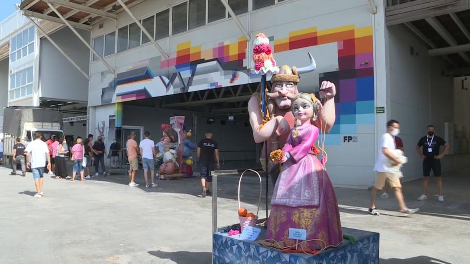 Alguns dels ninots que han arribat aquest dilluns a l'edifici de la Marina de València, on divendres s'obrirà l'Exposició del Ninot