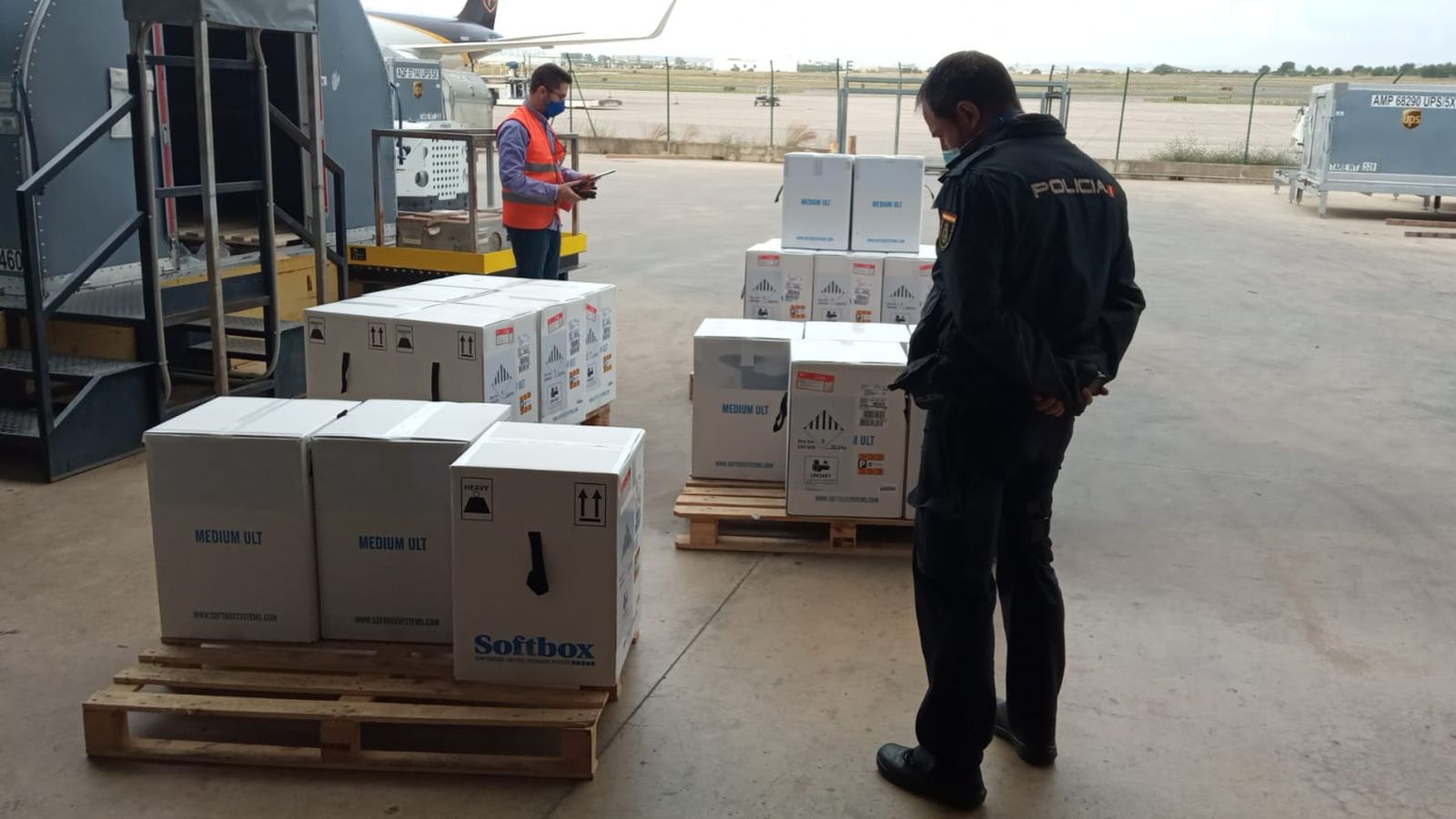 Noves dosis de Pfizer que han arribat aquest dimecres a l'aeroport de Manises