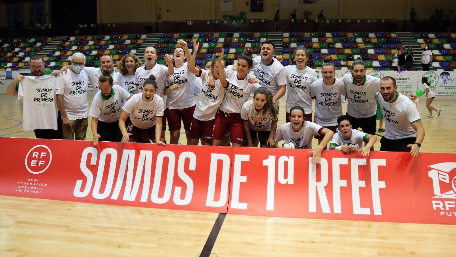 Les jugadores del Joventut Elx celebren l'ascens