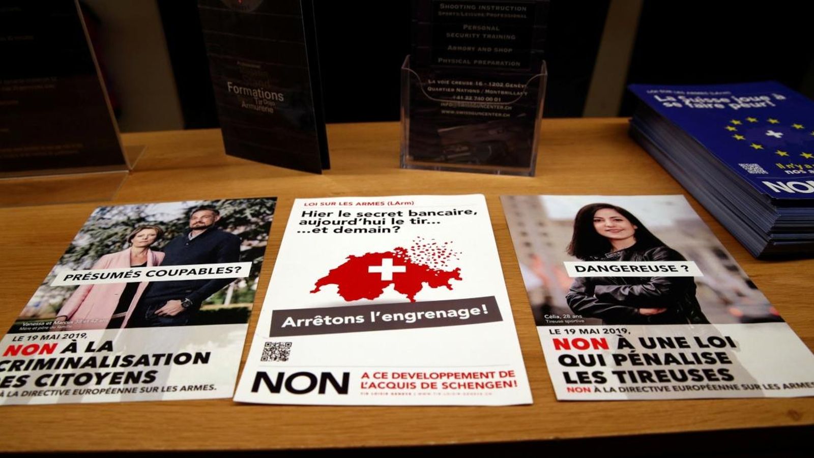 Fullets per a votar "no" en el referèndum del 19 de maig sobre propostes per a reforçar les lleis de propietat d'armes es mostren en el Swiss Gun Center a Ginebra, Suïssa.