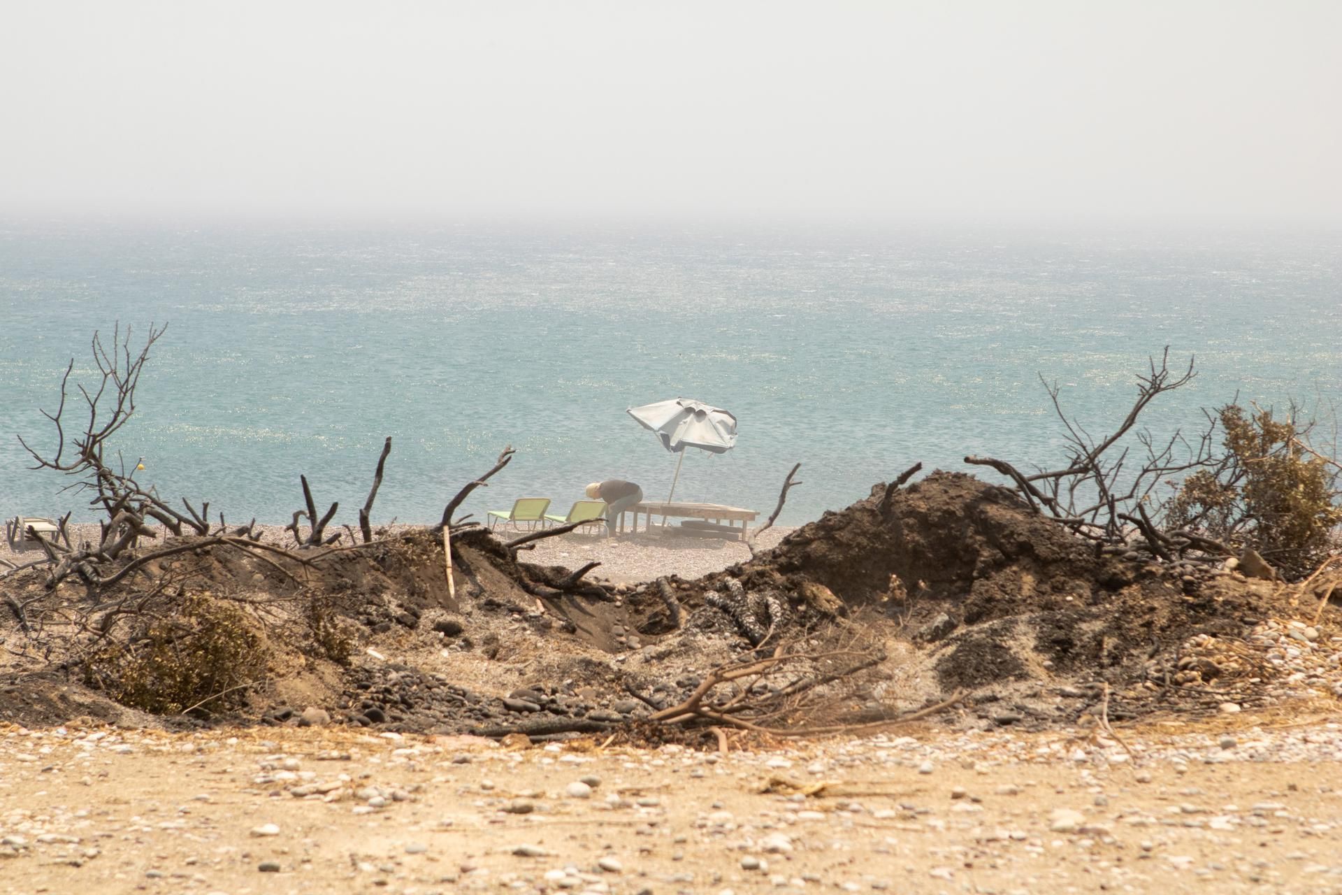 Zona cremada pel foc a la platja de Kiotari a Rodes, Grècia