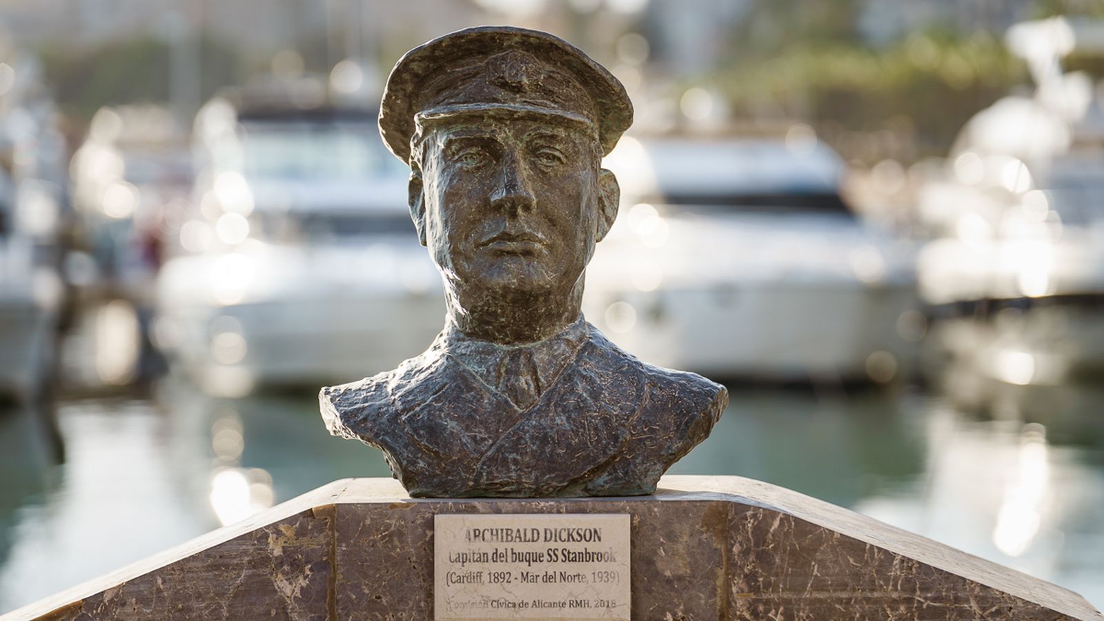 Bust en memòria del capitá Archibald Dickson al port d’Alacant